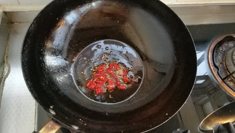 芹菜叶拌豆腐丁步骤7