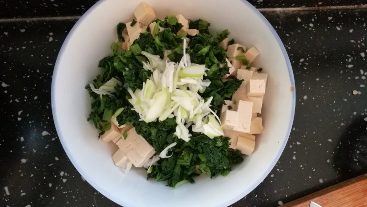 芹菜叶拌豆腐丁步骤6