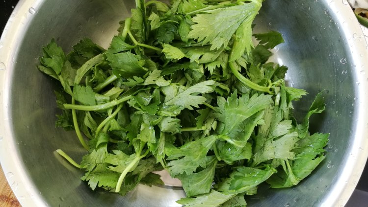 芹菜叶拌豆腐丁步骤1
