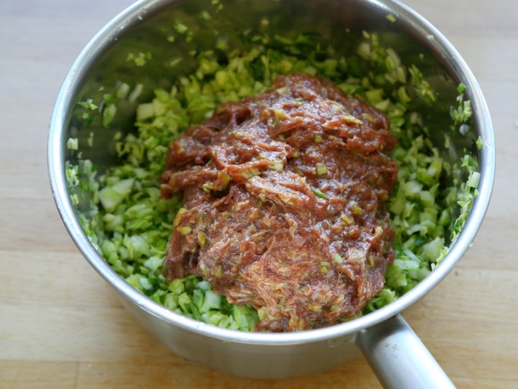 牛肉包菜馅锅贴步骤6