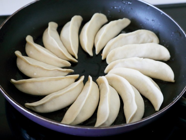 牛肉包菜馅锅贴步骤12