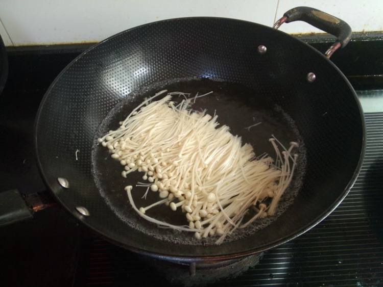 紫甘蓝拌金针菇步骤2