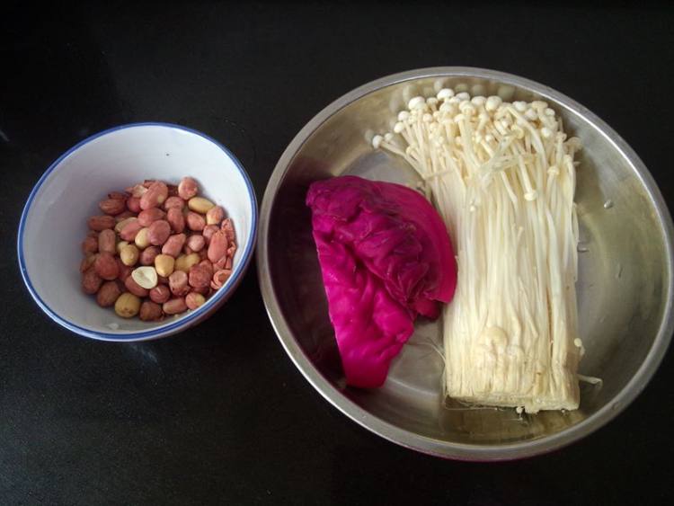紫甘蓝拌金针菇步骤1