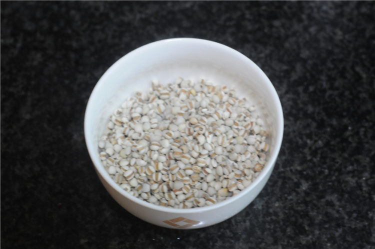 炒薏米茶步骤1