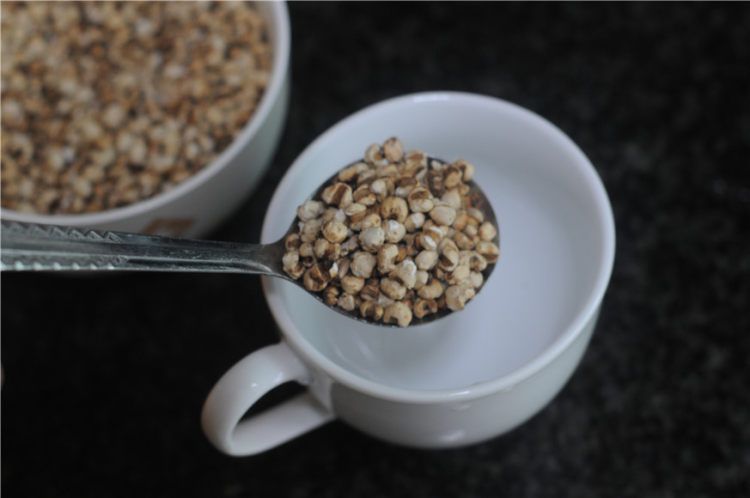 炒薏米茶步骤5