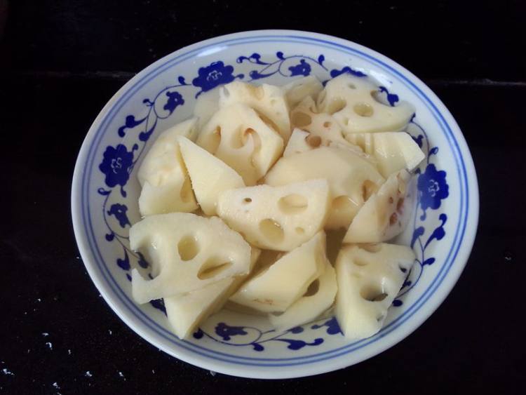 腊肉鸡蛋干炖莲藕步骤2