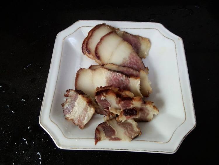 腊肉鸡蛋干炖莲藕步骤4