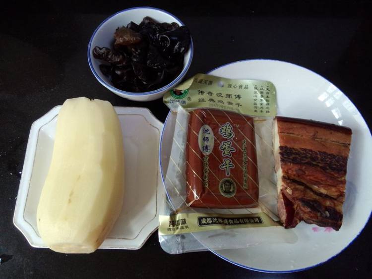 腊肉鸡蛋干炖莲藕步骤1
