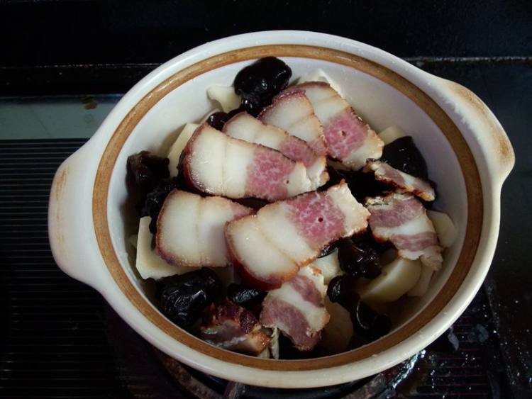 腊肉鸡蛋干炖莲藕步骤7