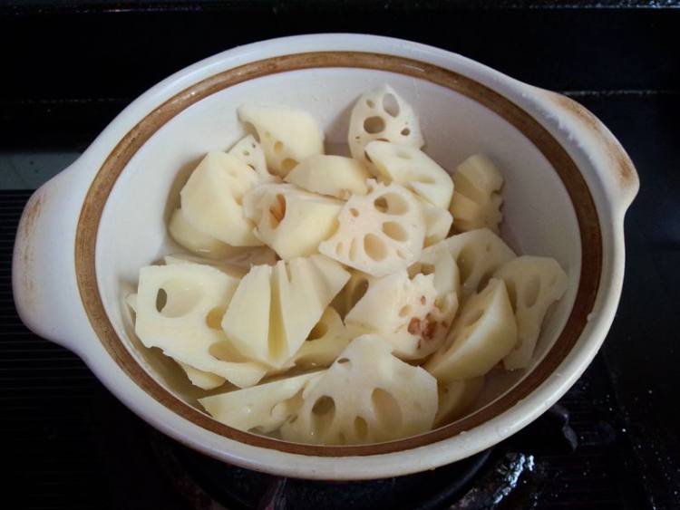 腊肉鸡蛋干炖莲藕步骤6