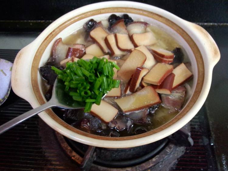 腊肉鸡蛋干炖莲藕步骤12