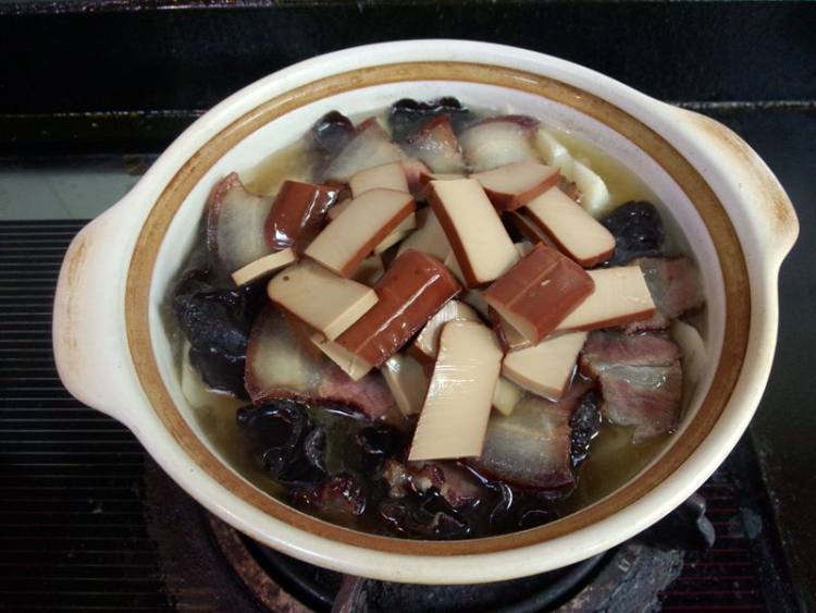 腊肉鸡蛋干炖莲藕步骤10