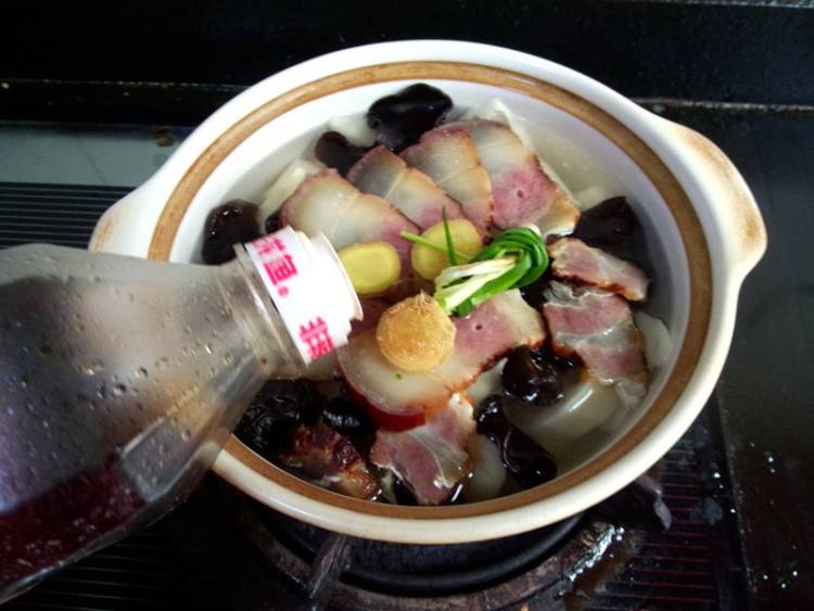 腊肉鸡蛋干炖莲藕步骤9