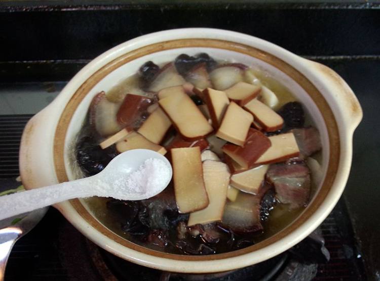 腊肉鸡蛋干炖莲藕步骤11