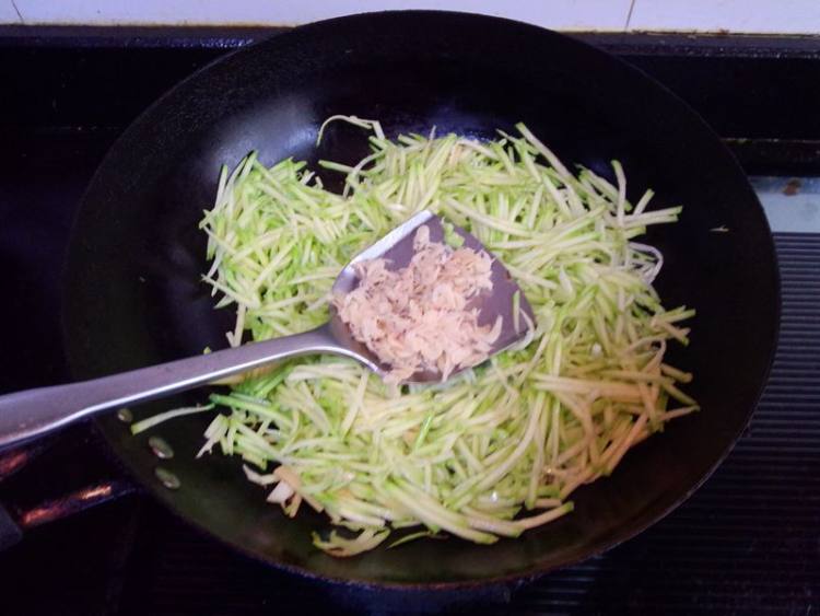葱香虾米炒西葫芦丝步骤5