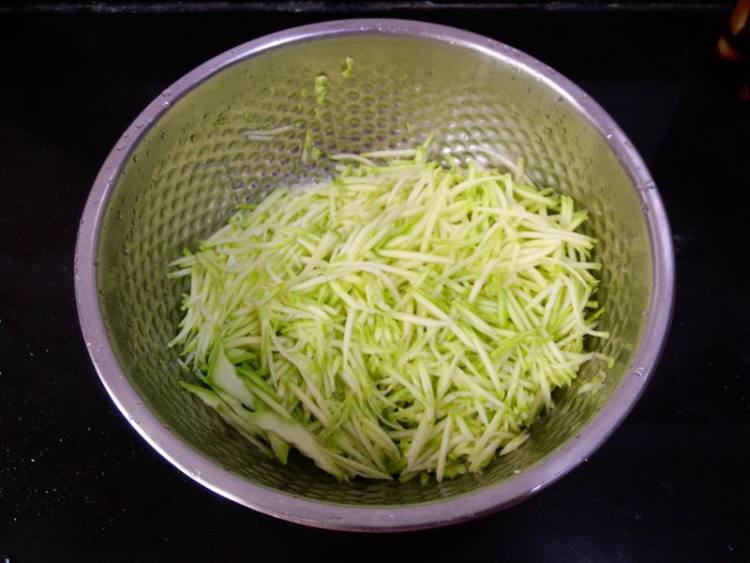 葱香虾米炒西葫芦丝步骤2