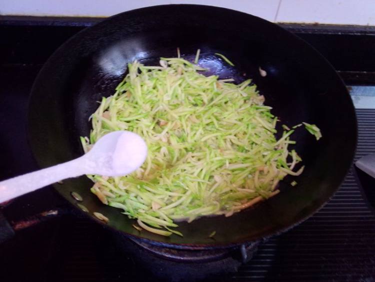葱香虾米炒西葫芦丝步骤6