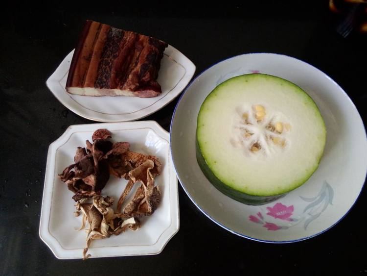 菌菇干腊肉冬瓜汤步骤1
