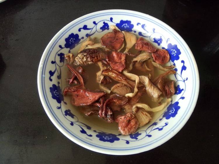 菌菇干腊肉冬瓜汤步骤2