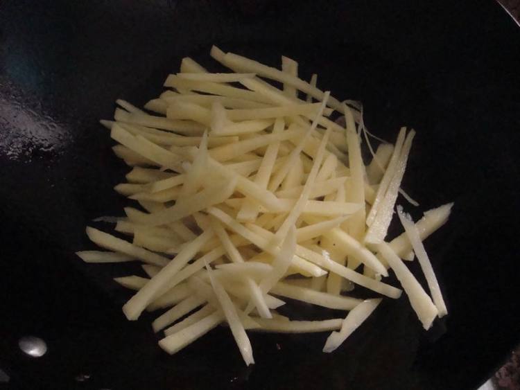 鹅杂炒土豆丝步骤6