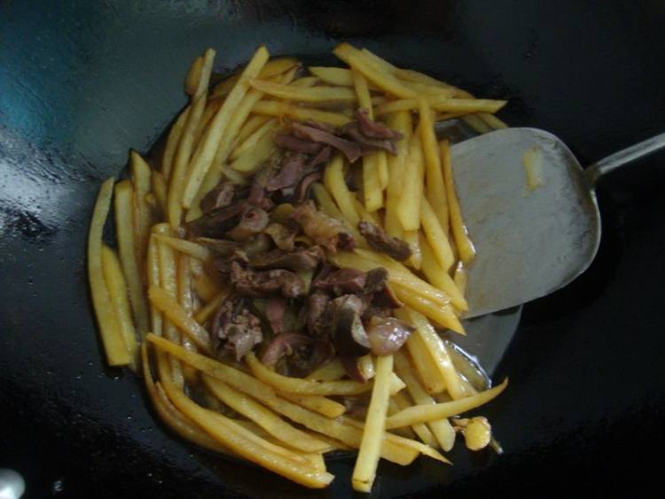鹅杂炒土豆丝步骤8