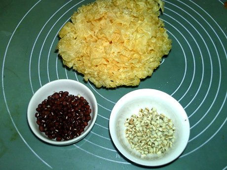 红豆薏米银耳露步骤1