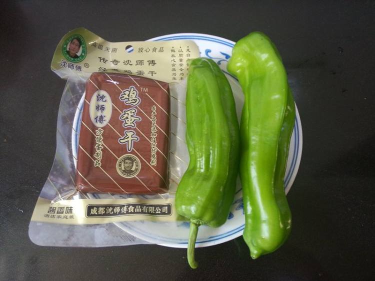 辣椒炒鸡蛋干步骤1