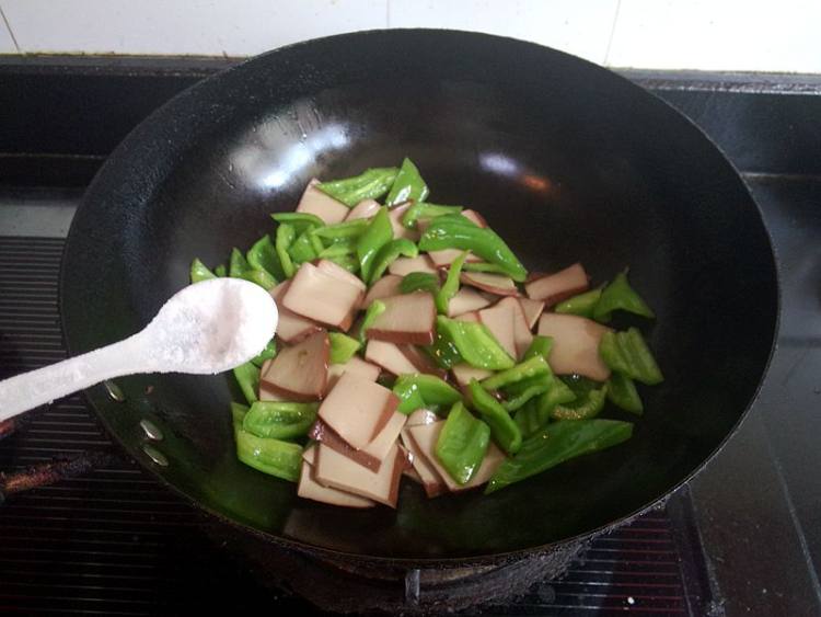 辣椒炒鸡蛋干步骤6