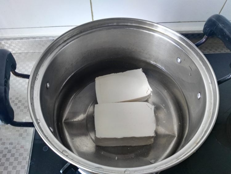 鲍汁虾籽烧豆腐步骤2