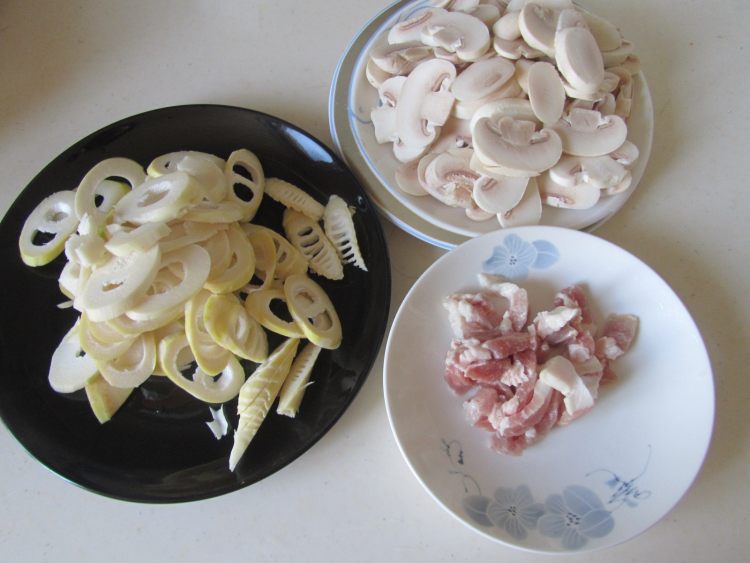鲜笋口蘑炒肉片步骤1