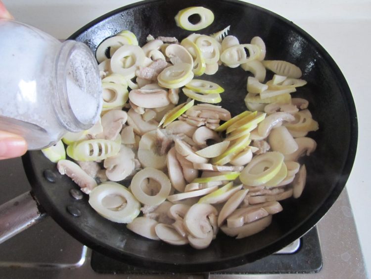 鲜笋口蘑炒肉片步骤7