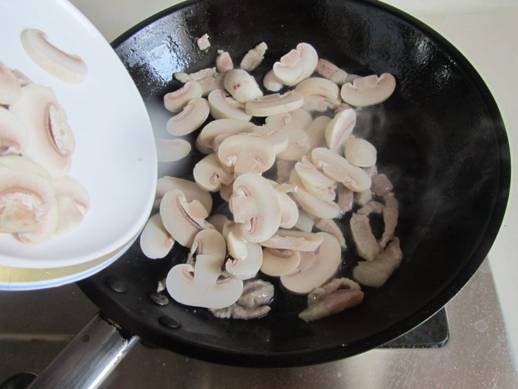 鲜笋口蘑炒肉片步骤5