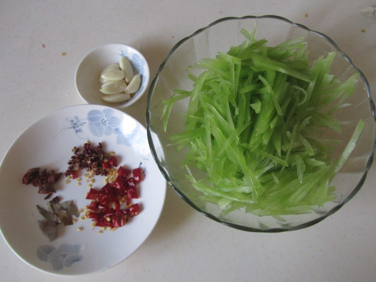炝拌莴苣丝步骤1