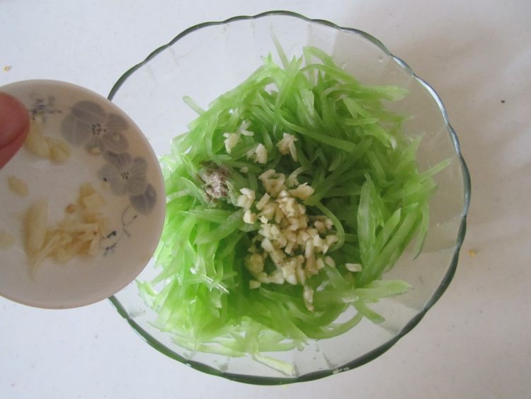 炝拌莴苣丝步骤3