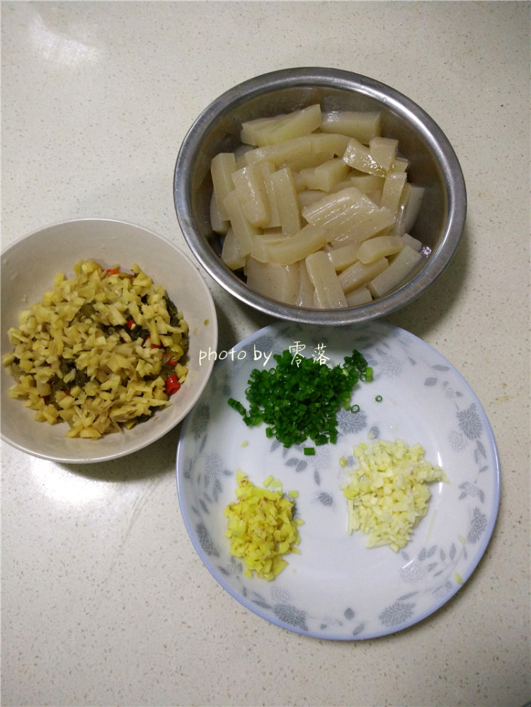 酸菜烧魔芋步骤2
