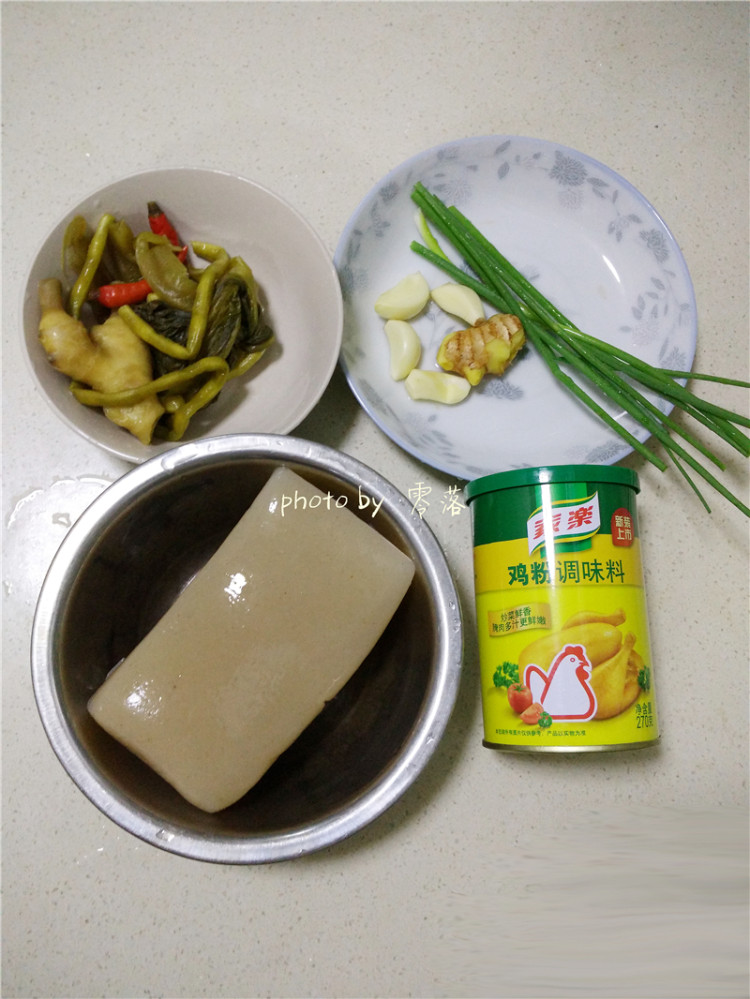 酸菜烧魔芋步骤1