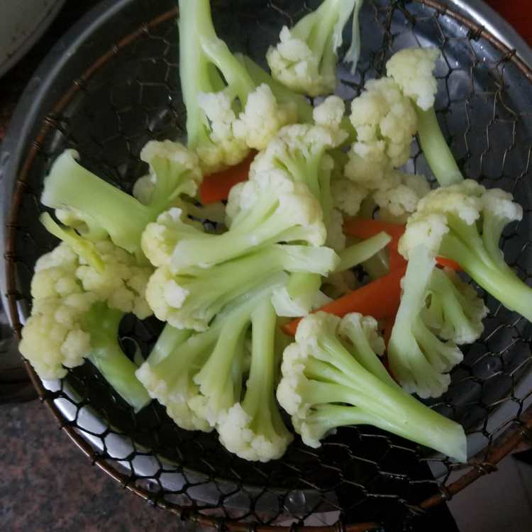菜花炒芹菜步骤4