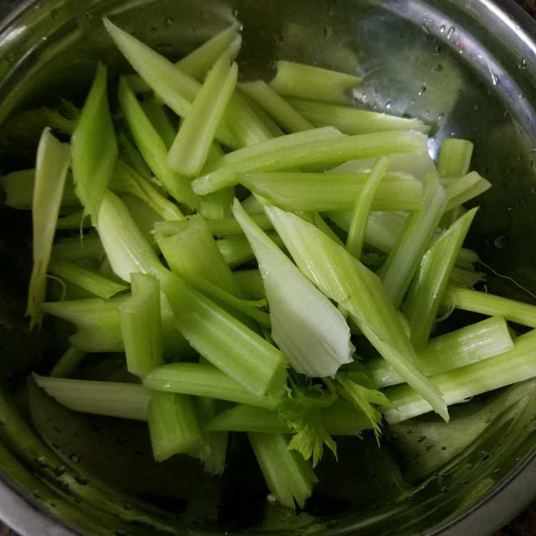菜花炒芹菜步骤2