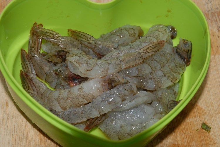 苦瓜炒虾仁步骤1