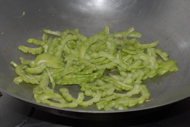 苦瓜炒虾仁步骤8