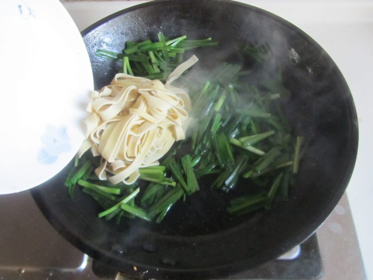韭菜炒千张#本味家乡步骤4