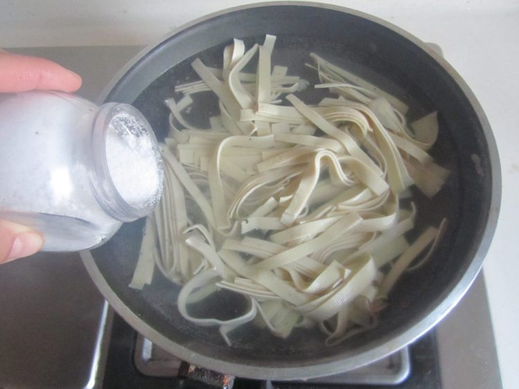 韭菜炒千张#本味家乡步骤2