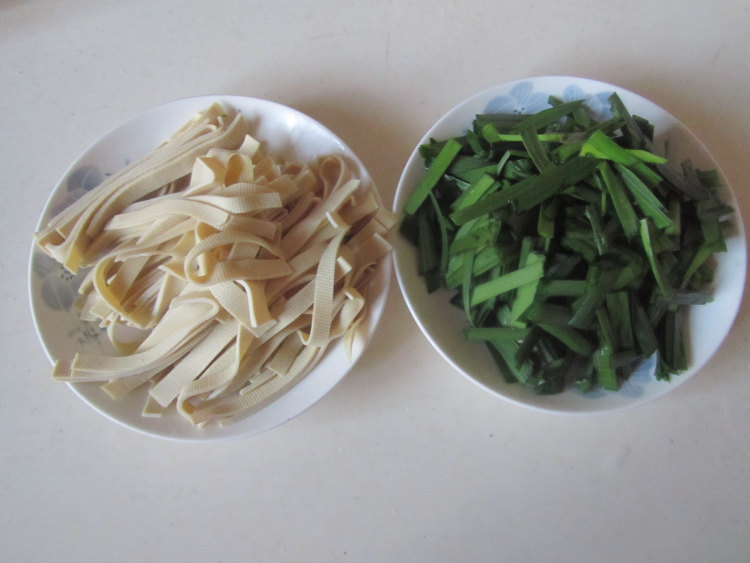 韭菜炒千张#本味家乡步骤1