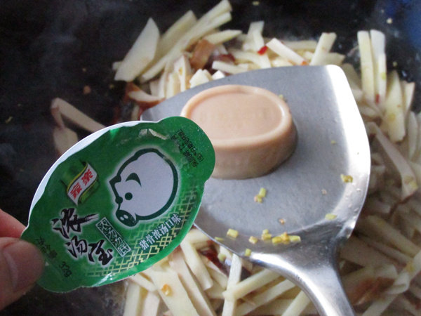 冬笋炒熏干步骤9