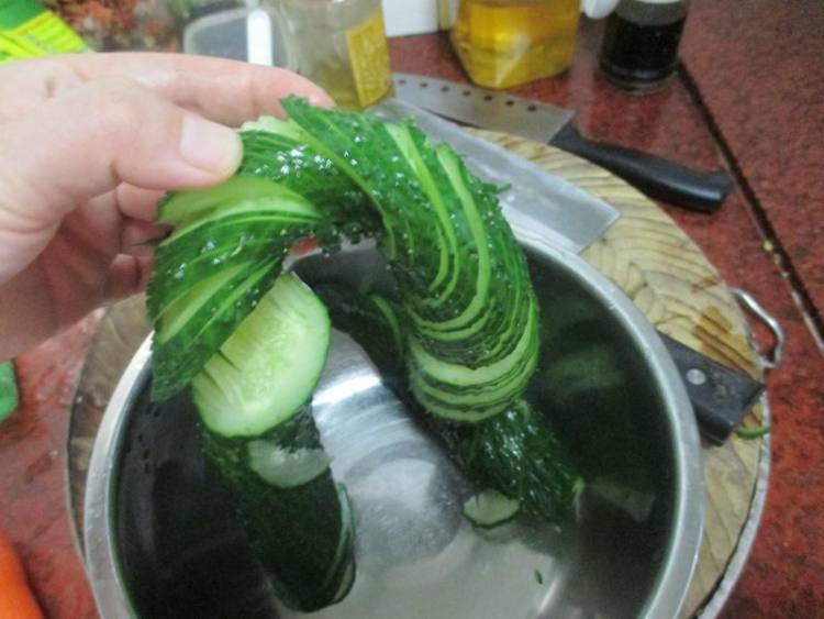 凉拌蓑衣黄瓜#本味家步骤2