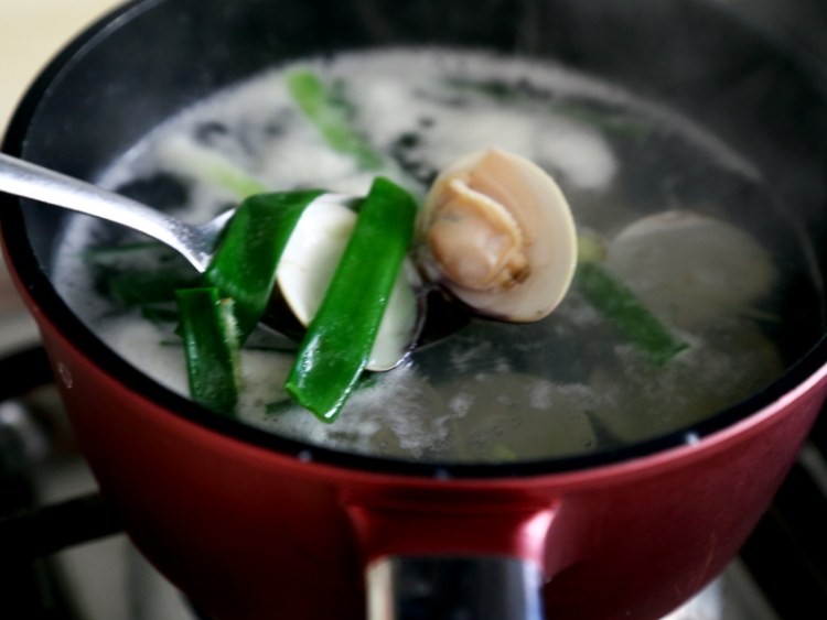 冻豆腐凤尾菇文蛤汤#步骤5