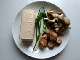 菌菇烧豆腐#本味家乡步骤1