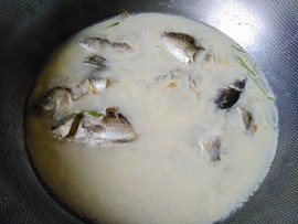 枸杞鱼汤步骤7