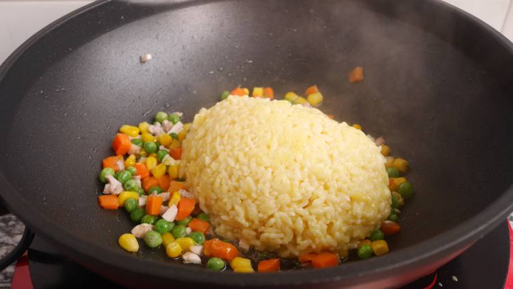 低脂美味黄金拌饭步骤6
