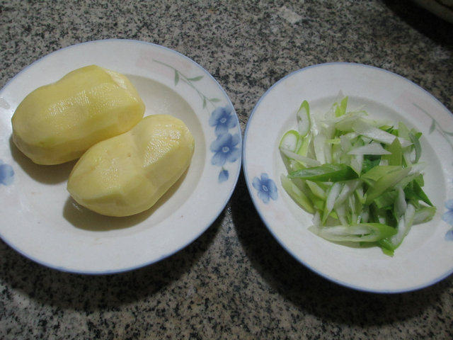 大葱土豆丝步骤1